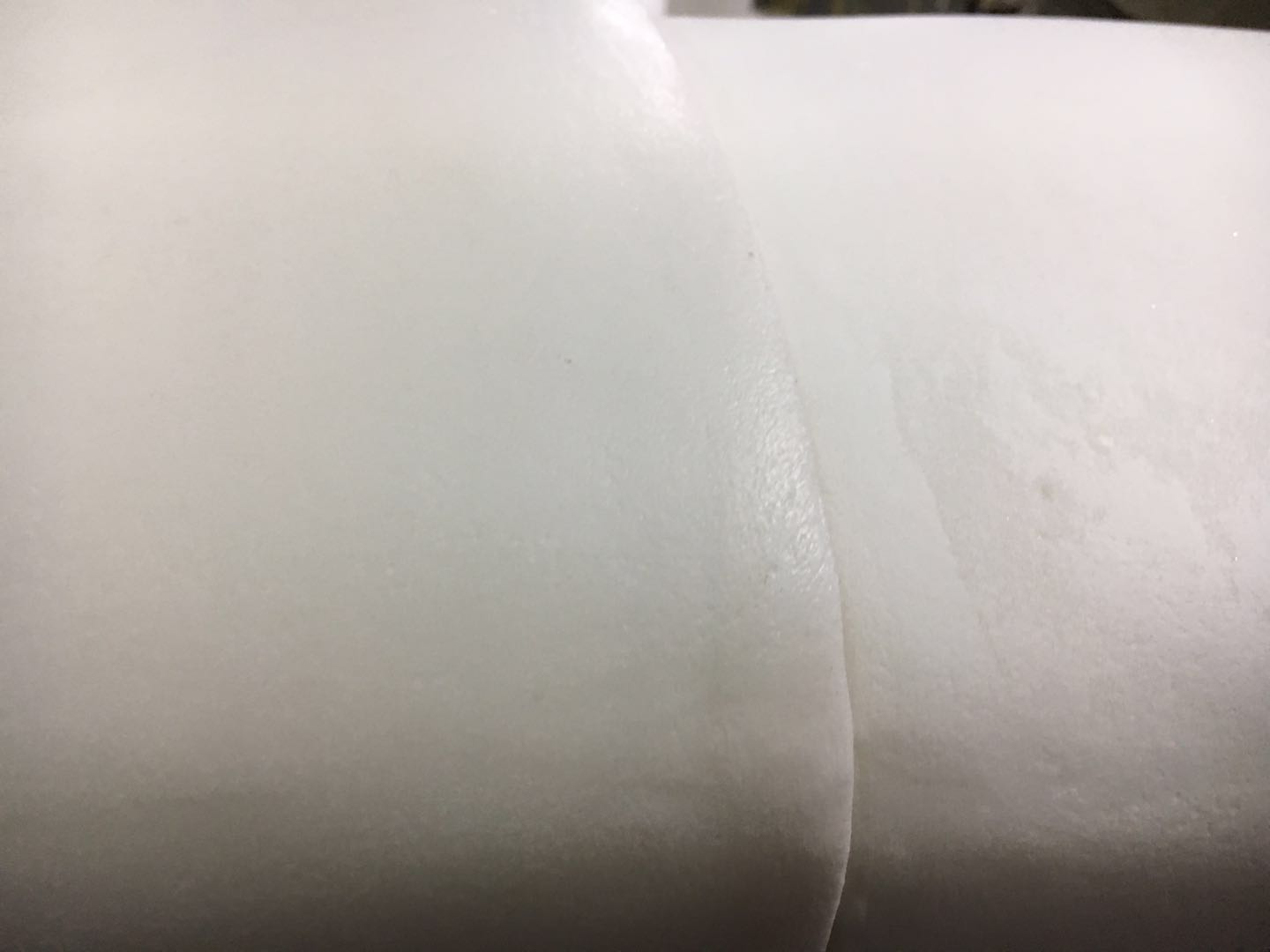 图片不是很清晰,左边的不开孔,右边的表面就开孔很明显